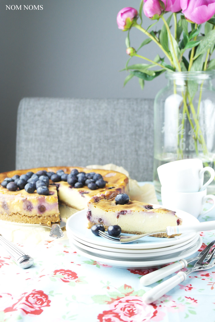 käsekuchen auf schwedisch: mit haferkeks-boden und blaubeeren | swedish cheesecake: with flapjack crust and blueberries (vegetarian) ❤
