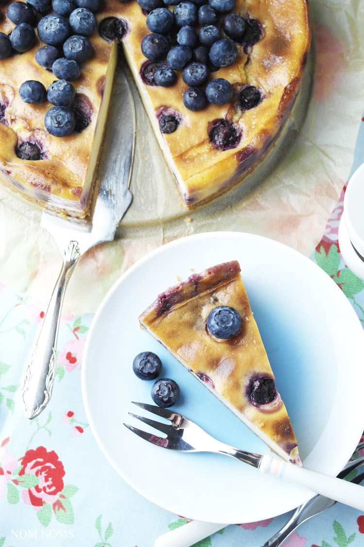 käsekuchen auf schwedisch: mit haferkeks-boden und blaubeeren | swedish cheesecake: with flapjack crust and blueberries (vegetarian) ❤