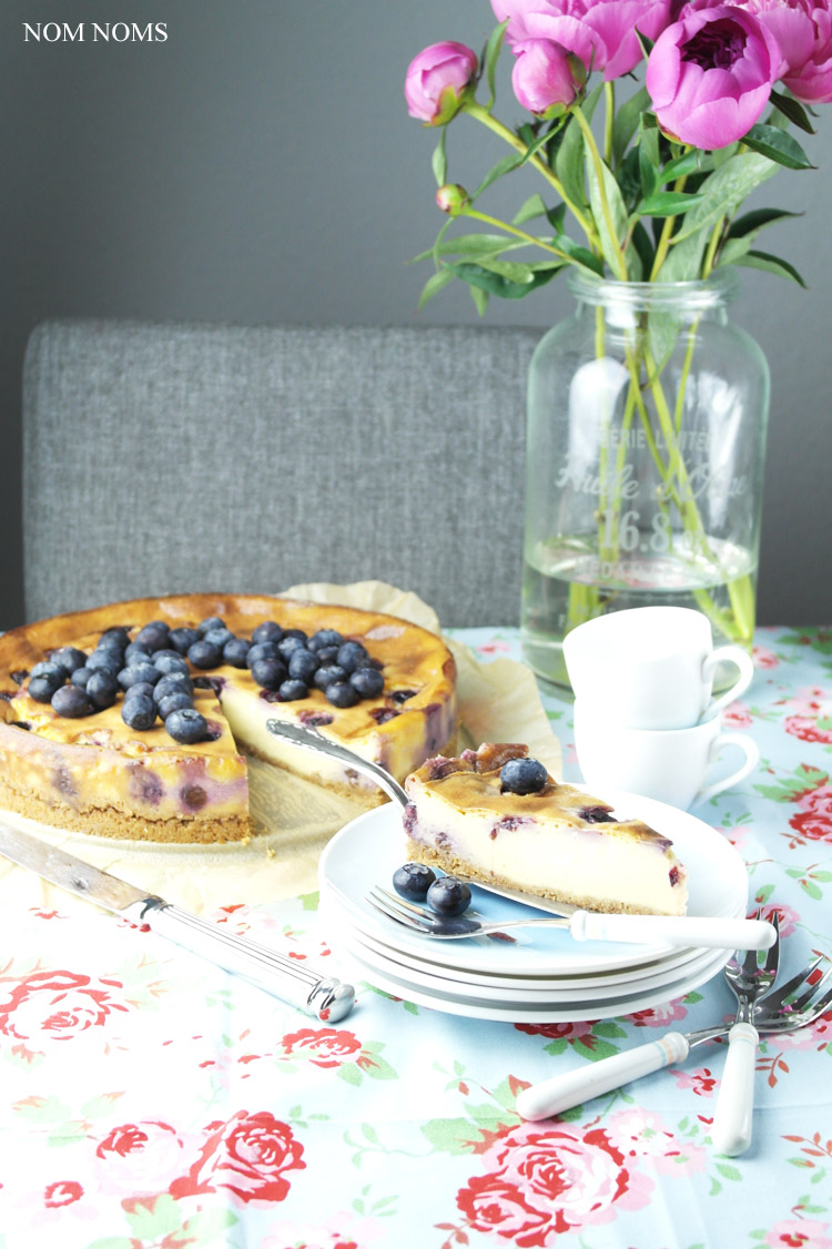 käsekuchen auf schwedisch: mit haferkeks-boden und blaubeeren | swedish cheesecake: with flapjack crust and blueberries (vegetarian) ❤