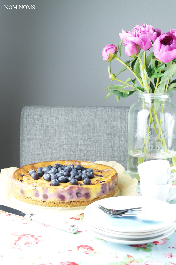 käsekuchen auf schwedisch: mit haferkeks-boden und blaubeeren | swedish cheesecake: with flapjack crust and blueberries (vegetarian) ❤
