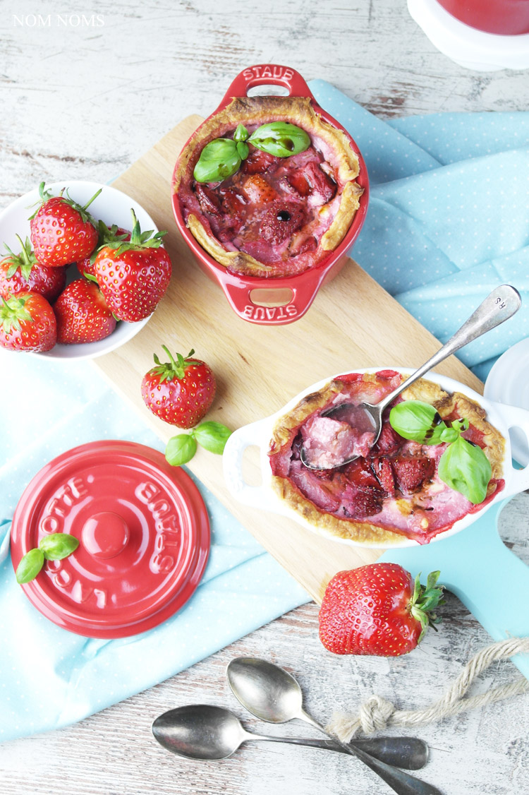 {#cocöttchenliebe} auflauf mit ziegenfrischkäse, erdbeeren und balsamico | casserole with soft goat cheese, strawberries and balsamic vinegar (vegetarian) ❤