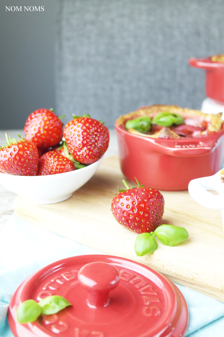 {#cocöttchenliebe} auflauf mit ziegenfrischkäse, erdbeeren und balsamico | casserole with soft goat cheese, strawberries and balsamic vinegar (vegetarian) ❤