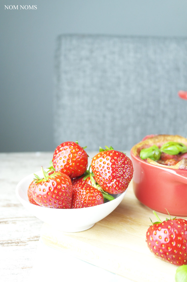 {#cocöttchenliebe} auflauf mit ziegenfrischkäse, erdbeeren und balsamico | casserole with soft goat cheese, strawberries and balsamic vinegar (vegetarian) ❤
