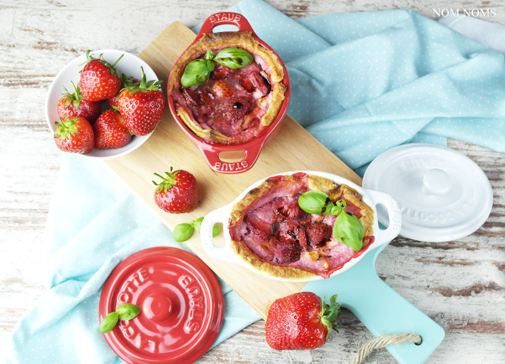 {#cocöttchenliebe} auflauf mit ziegenfrischkäse, erdbeeren und balsamico | casserole with soft goat cheese, strawberries and balsamic vinegar (vegetarian) ❤