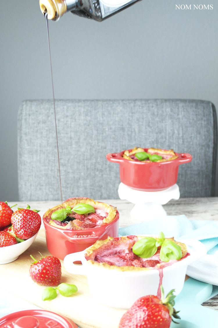 {#cocöttchenliebe} auflauf mit ziegenfrischkäse, erdbeeren und balsamico | casserole with soft goat cheese, strawberries and balsamic vinegar (vegetarian) ❤