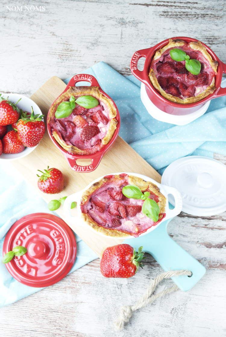 {#cocöttchenliebe} auflauf mit ziegenfrischkäse, erdbeeren und balsamico | casserole with soft goat cheese, strawberries and balsamic vinegar (vegetarian) ❤