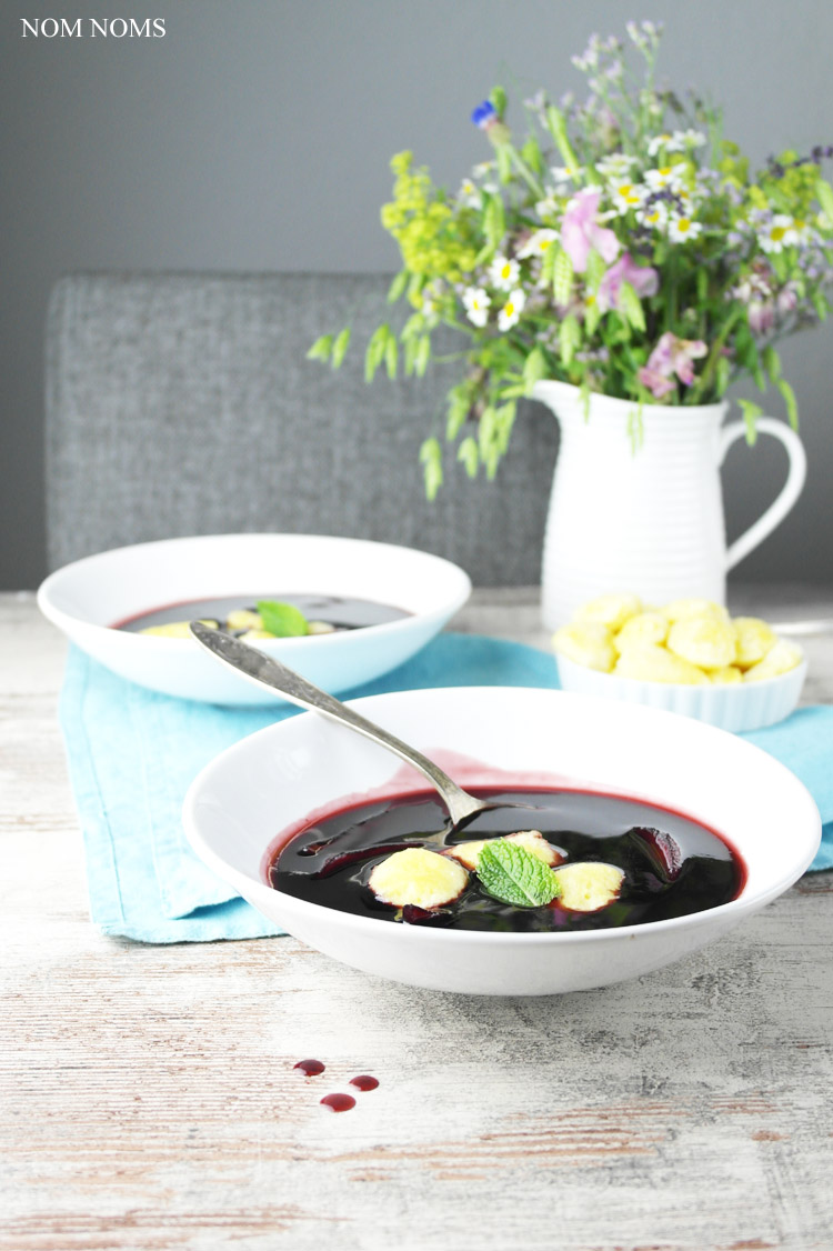 {zwilling #kochtopfreise} fliederbeeren-suppe mit griessklösschen (holundersuppe) ❤ (werbung)