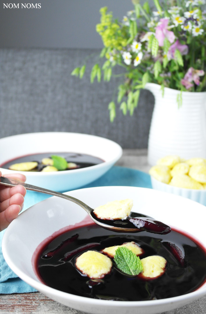 {zwilling #kochtopfreise} fliederbeeren-suppe mit griessklösschen (holundersuppe) ❤ (werbung)