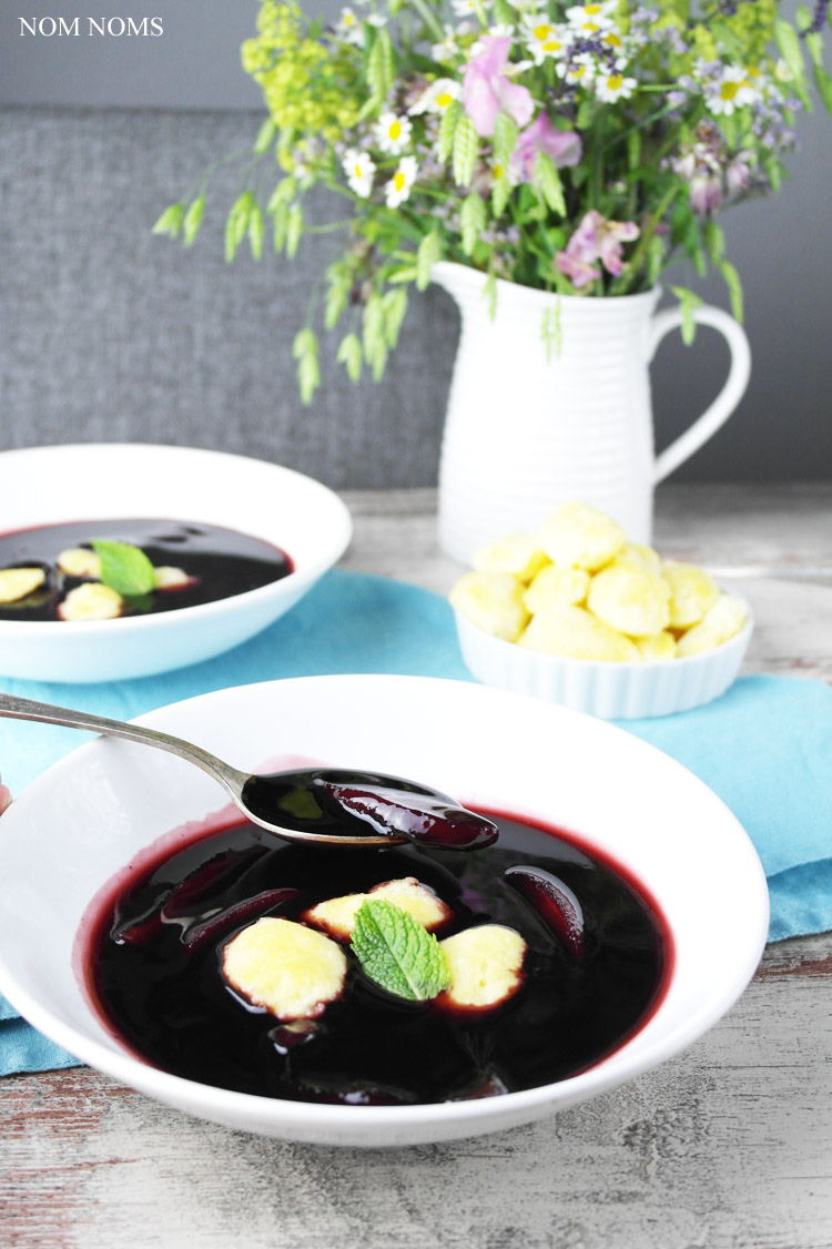 {zwilling #kochtopfreise} fliederbeeren-suppe mit griessklösschen (holundersuppe) ❤ (werbung)