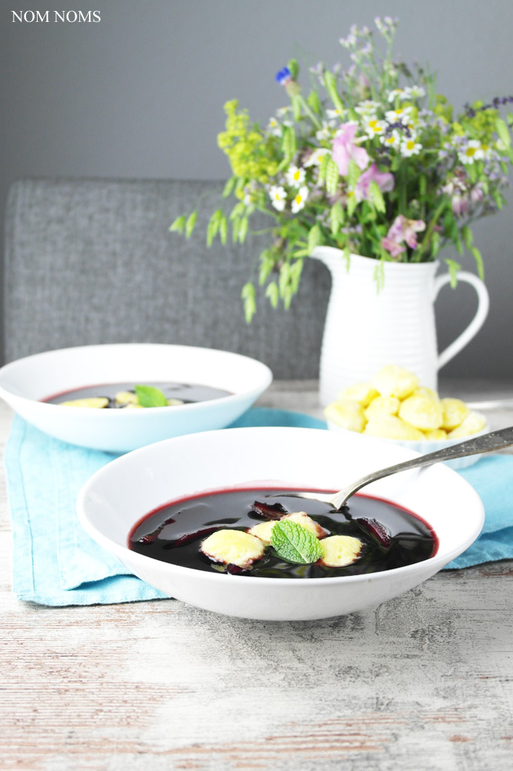 {zwilling #kochtopfreise} fliederbeeren-suppe mit griessklösschen (holundersuppe) ❤ (werbung)