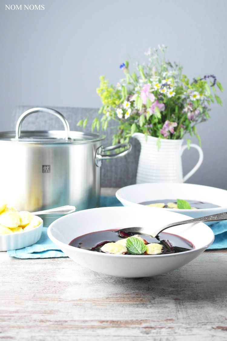 {zwilling #kochtopfreise} fliederbeeren-suppe mit griessklösschen (holundersuppe) ❤ (werbung)