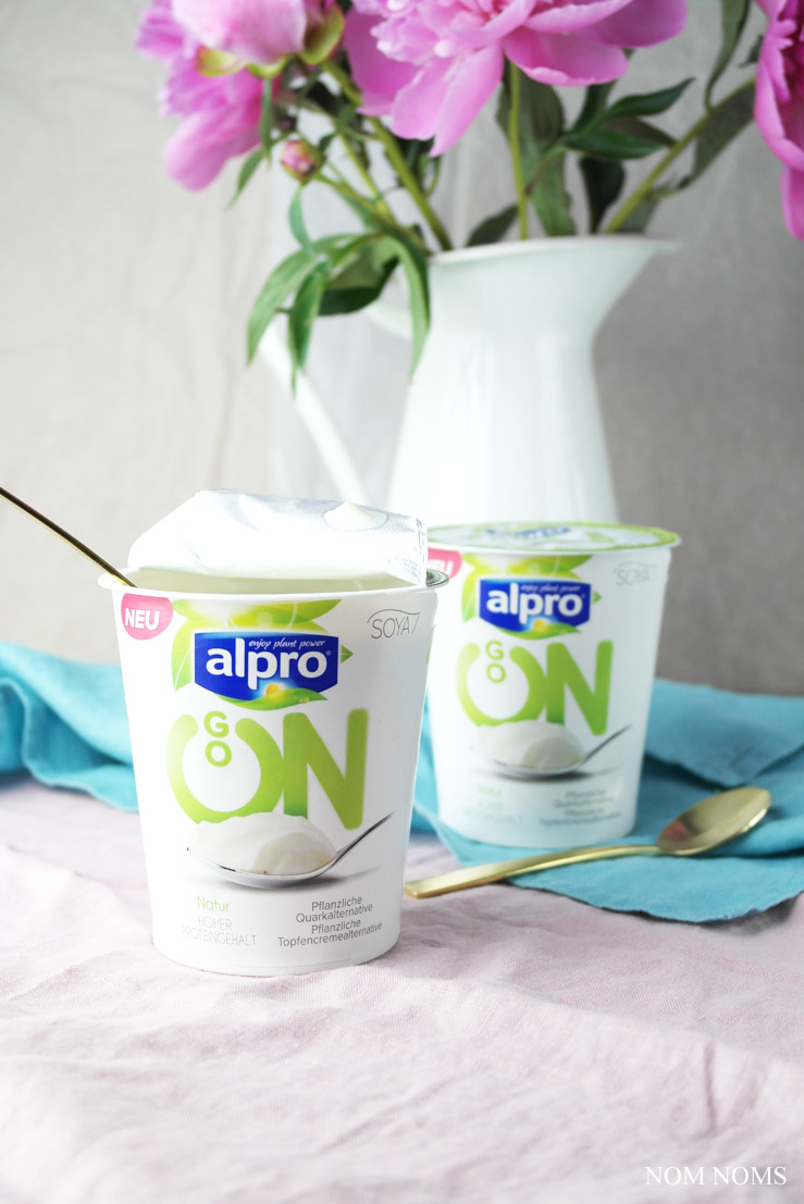 {mein "go on" rezept} pflanzliche quarkalternative mit beeren, walnüssen & ahornsirup ❤ (werbung) Alpro Go On Pflanzliche Quarkalternative