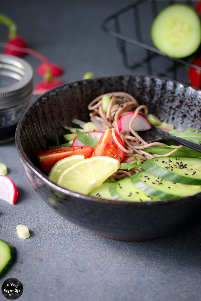{#nomnomsguests} black sesam-bowl mit soba-buchweizennudeln | lena von a very vegan life (vegan) ❤
