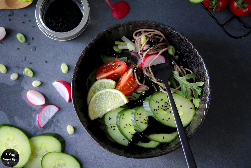 {#nomnomsguests} black sesam-bowl mit soba-buchweizennudeln | lena von a very vegan life (vegan) ❤