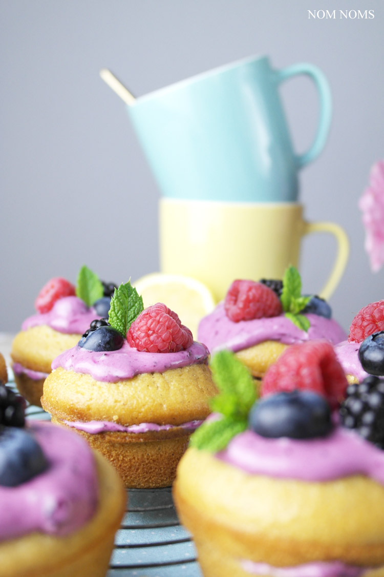 mini naked cakes: zitronen muffin-küchlein mit blaubeer-frischkäse | small naked cakes: lemon muffins with blueberry cream cheese frosting (vegetarian)