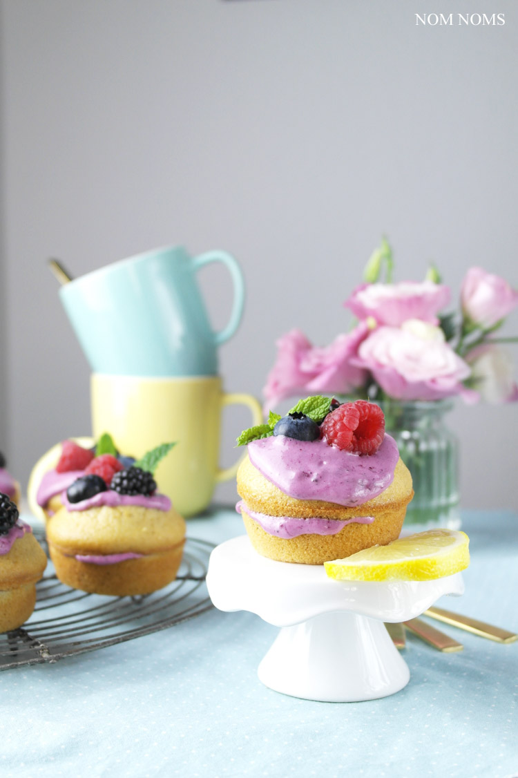 mini naked cakes: zitronen muffin-küchlein mit blaubeer-frischkäse | small naked cakes: lemon muffins with blueberry cream cheese frosting (vegetarian)