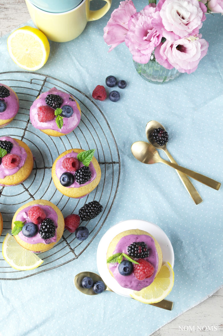 mini naked cakes: zitronen muffin-küchlein mit blaubeer-frischkäse | small naked cakes: lemon muffins with blueberry cream cheese frosting (vegetarian)