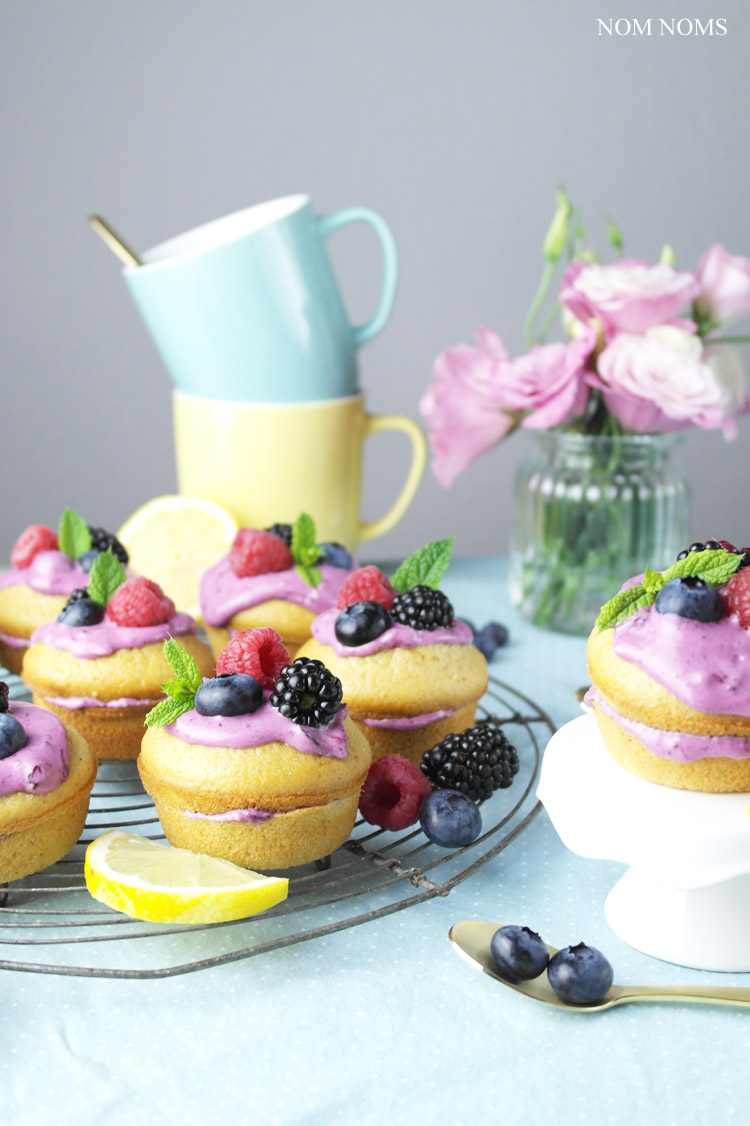 mini naked cakes: zitronen muffin-küchlein mit blaubeer-frischkäse | small naked cakes: lemon muffins with blueberry cream cheese frosting (vegetarian)