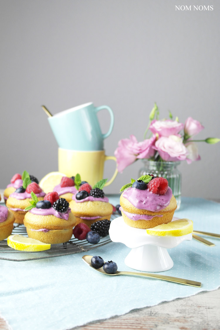 mini naked cakes: zitronen muffin-küchlein mit blaubeer-frischkäse | small naked cakes: lemon muffins with blueberry cream cheese frosting (vegetarian)