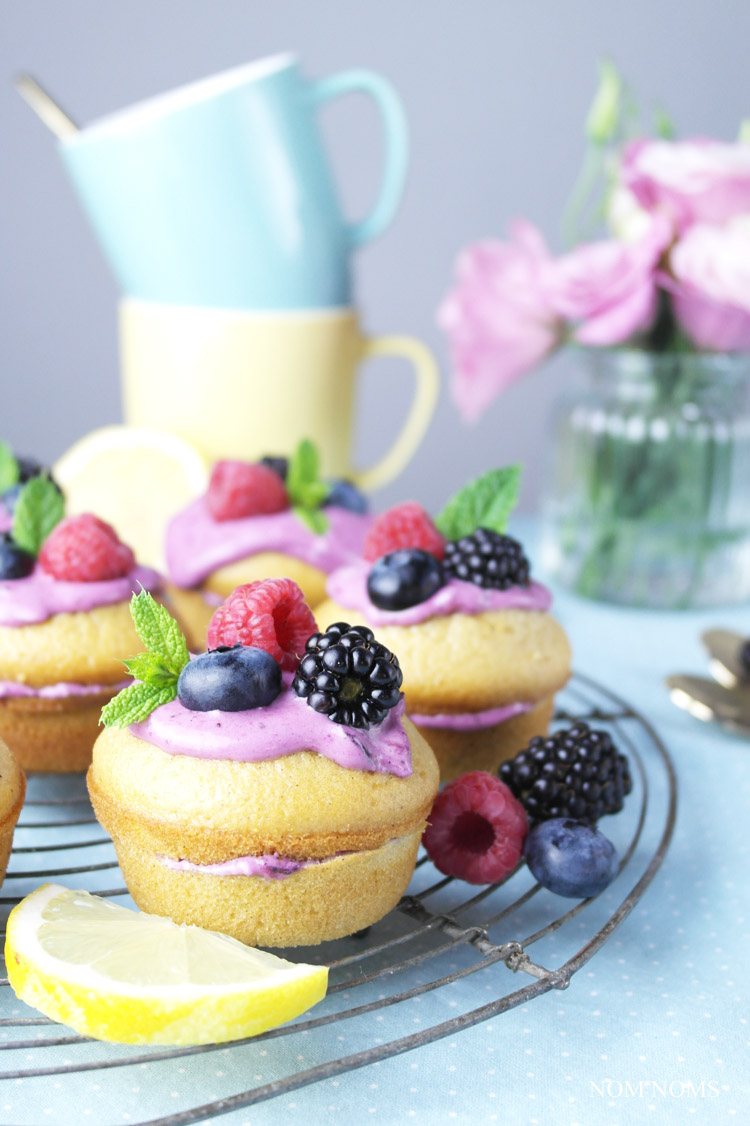 mini naked cakes: zitronen muffin-küchlein mit blaubeer-frischkäse | small naked cakes: lemon muffins with blueberry cream cheese frosting (vegetarian)