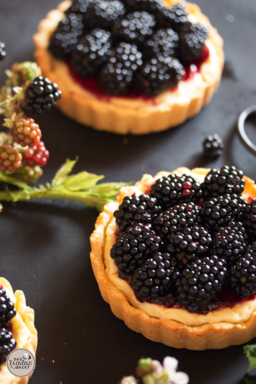 {#nomnomsguests} brombeer-tartelettes | sandra von das freulein backt (vegetarian) ❤