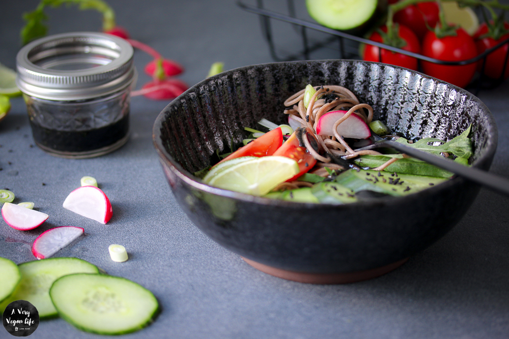{#nomnomsguests} black sesam-bowl mit soba-buchweizennudeln | lena von a very vegan life (vegan) ❤