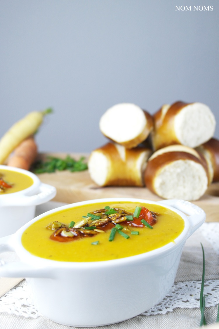 geröstete gemüse suppe mit süßkartoffel, karotten und pastinake mit curry-sonnenblumenkerne | roasted vegetable soup with sweet potato, carrots and parsnip with curry sunflower seeds (vegan) ❤
