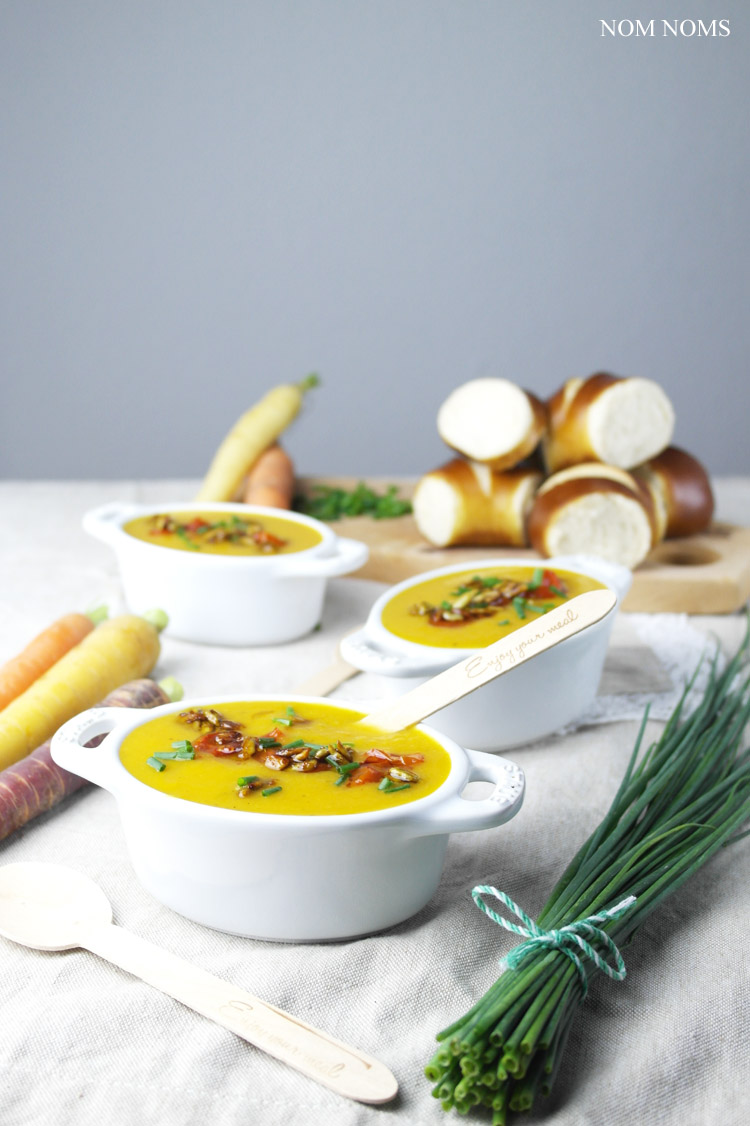 geröstete gemüse suppe mit süßkartoffel, karotten und pastinake mit curry-sonnenblumenkerne | roasted vegetable soup with sweet potato, carrots and parsnip with curry sunflower seeds (vegan) ❤