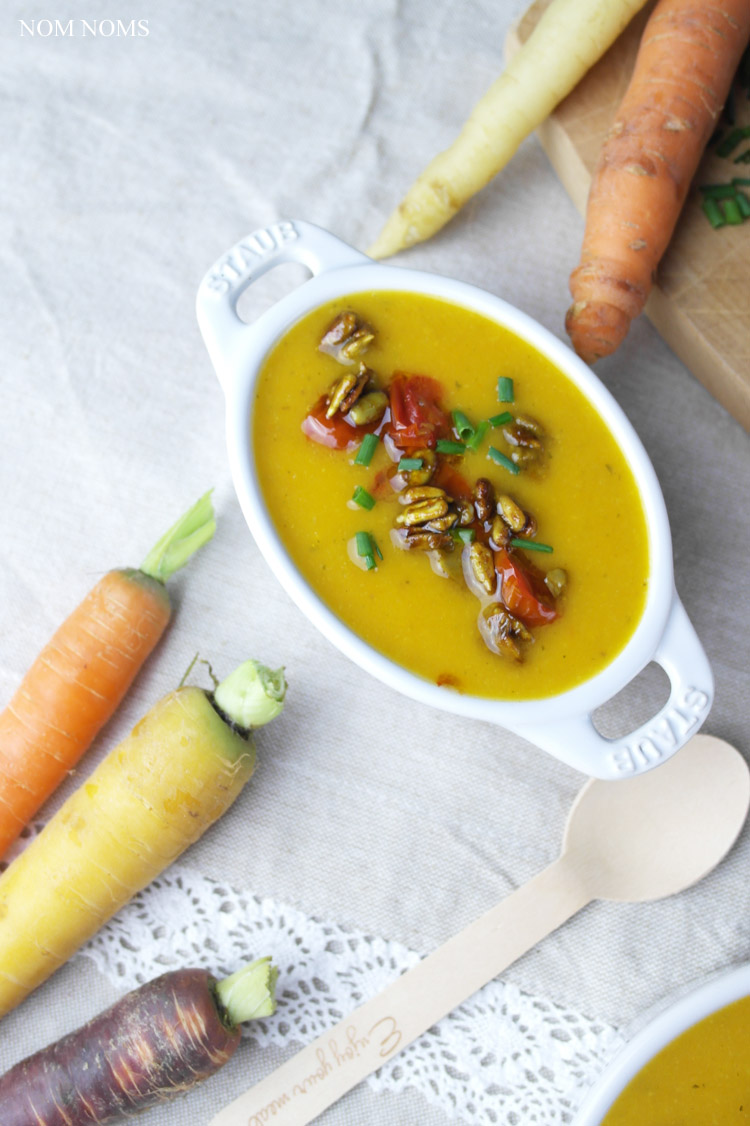 geröstete gemüse suppe mit süßkartoffel, karotten und pastinake mit curry-sonnenblumenkerne | roasted vegetable soup with sweet potato, carrots and parsnip with curry sunflower seeds (vegan) ❤