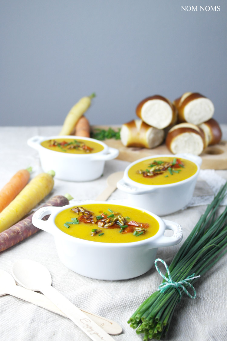 geröstete gemüse suppe mit süßkartoffel, karotten und pastinake mit curry-sonnenblumenkerne | roasted vegetable soup with sweet potato, carrots and parsnip with curry sunflower seeds (vegan) ❤