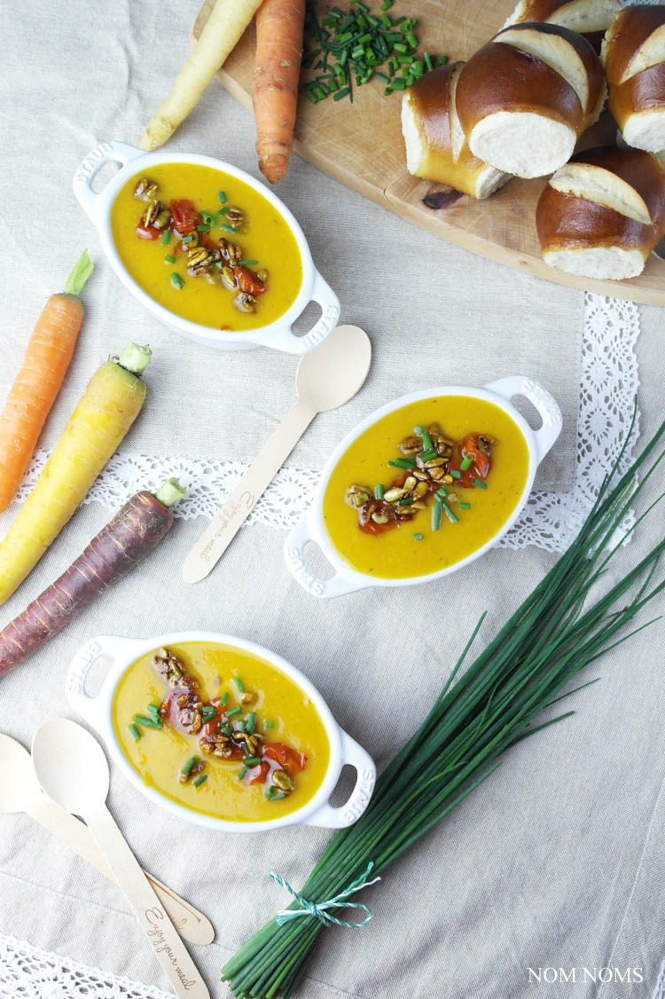 geröstete gemüse suppe mit süßkartoffel, karotten und pastinake mit curry-sonnenblumenkerne | roasted vegetable soup with sweet potato, carrots and parsnip with curry sunflower seeds (vegan) ❤