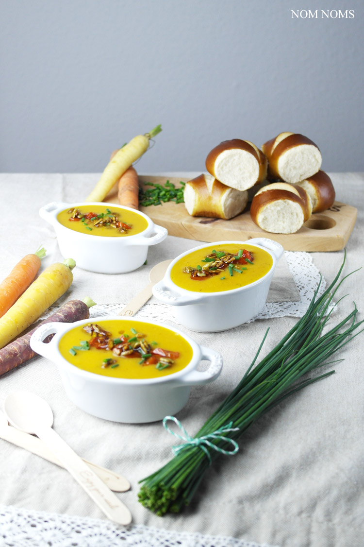 geröstete gemüse suppe mit süßkartoffel, karotten und pastinake mit curry-sonnenblumenkerne | roasted vegetable soup with sweet potato, carrots and parsnip with curry sunflower seeds (vegan) ❤