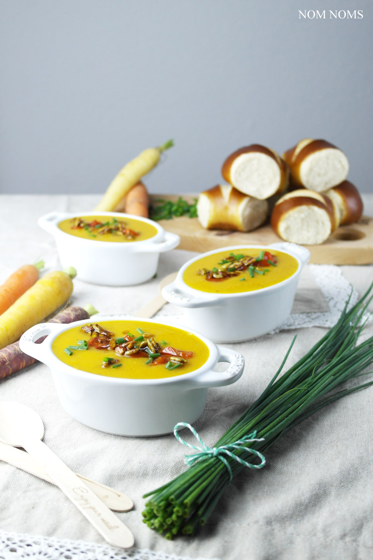 geröstete gemüse suppe mit süßkartoffel, karotten und pastinake mit curry-sonnenblumenkerne | roasted vegetable soup with sweet potato, carrots and parsnip with curry sunflower seeds (vegan) ❤