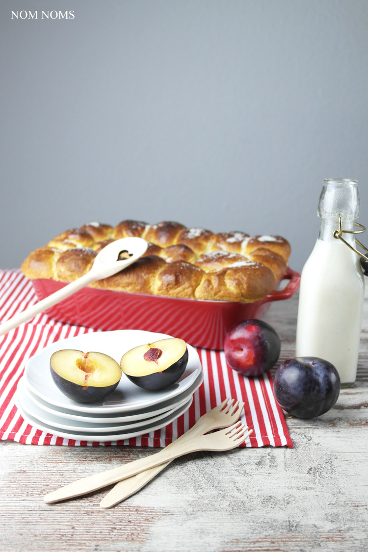 frisch aus dem ofen: buchteln mit pflaumen & veganer vanillesoße | oven-baked yeast dumplings with plums & vegan vanilla sauce (vegetarian) ❤