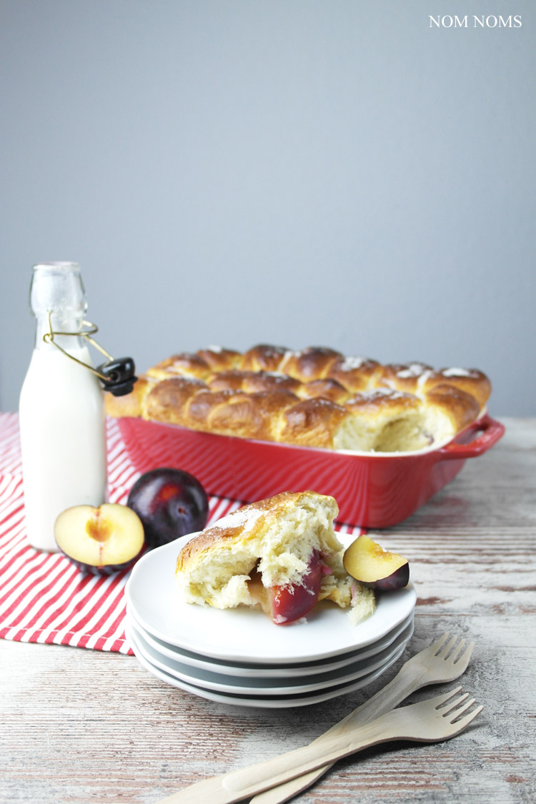 frisch aus dem ofen: buchteln mit pflaumen & veganer vanillesoße | oven-baked yeast dumplings with plums & vegan vanilla sauce (vegetarian) ❤