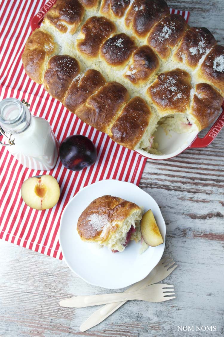 frisch aus dem ofen: buchteln mit pflaumen & veganer vanillesoße | oven-baked yeast dumplings with plums & vegan vanilla sauce (vegetarian) ❤