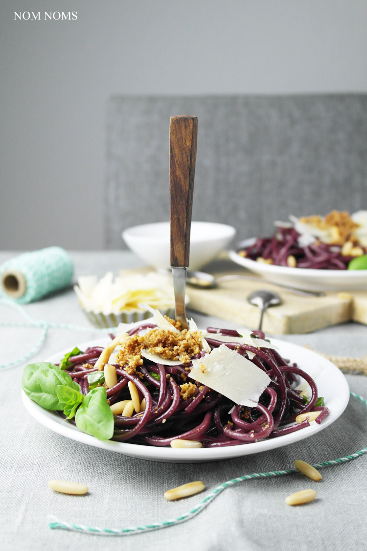 drunken pasta: rotwein-spaghetti mit parmesan, basilikum & bröseln | red wine pasta with parmesan, basil & crispy breadcrumbs (vegan) ❤