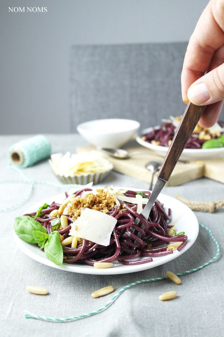 drunken pasta: rotwein-spaghetti mit parmesan, basilikum & bröseln | red wine pasta with parmesan, basil & crispy breadcrumbs (vegan) ❤