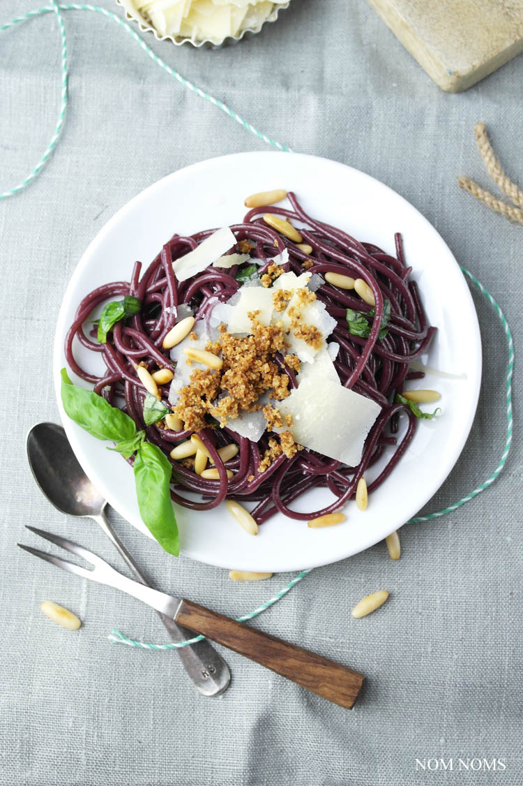 drunken pasta: rotwein-spaghetti mit parmesan, basilikum & bröseln | red wine pasta with parmesan, basil & crispy breadcrumbs (vegan) ❤