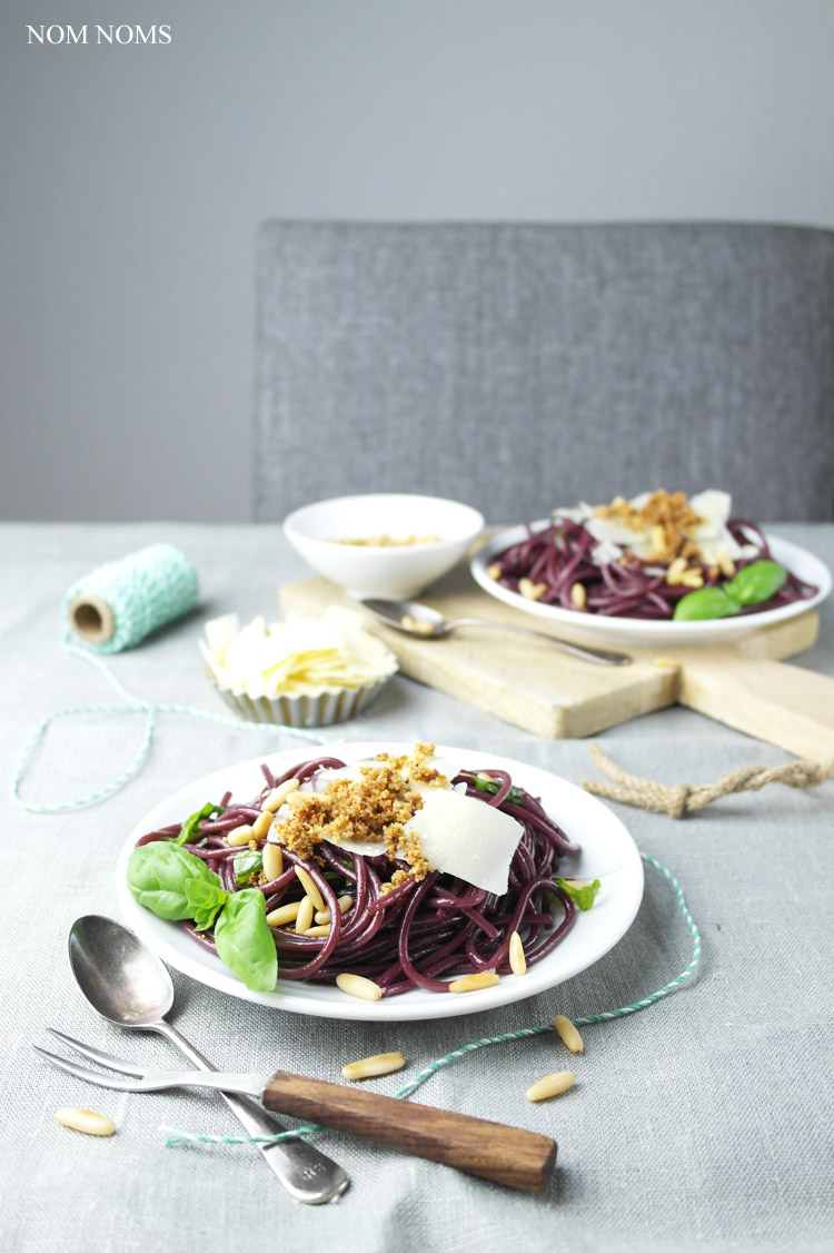 drunken pasta: rotwein-spaghetti mit parmesan, basilikum & bröseln | red wine pasta with parmesan, basil & crispy breadcrumbs (vegan) ❤