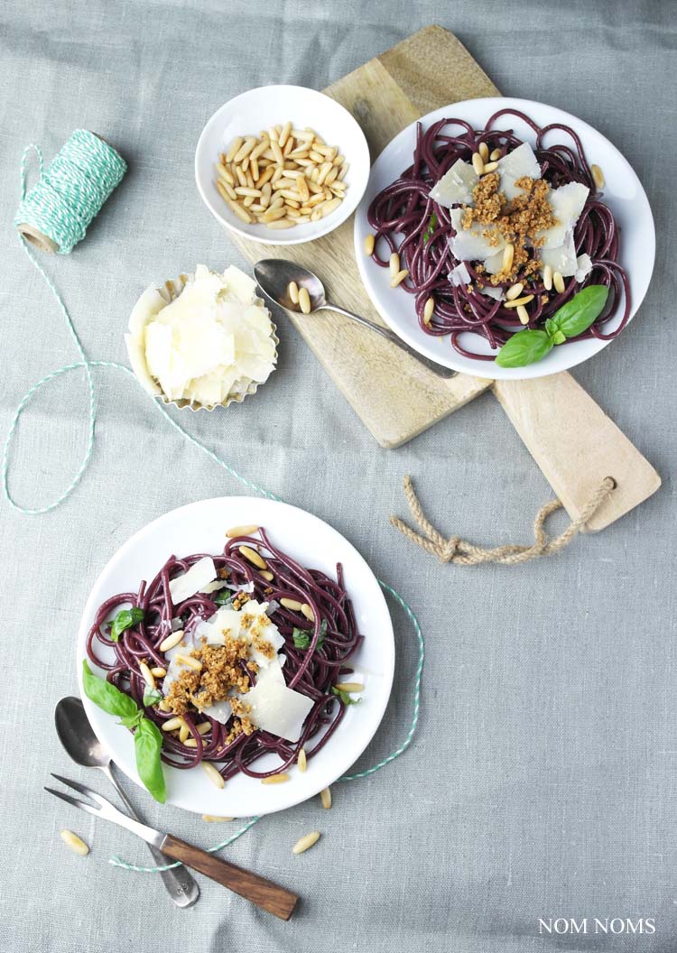 drunken pasta: rotwein-spaghetti mit parmesan, basilikum & bröseln | red wine pasta with parmesan, basil & crispy breadcrumbs (vegan) ❤