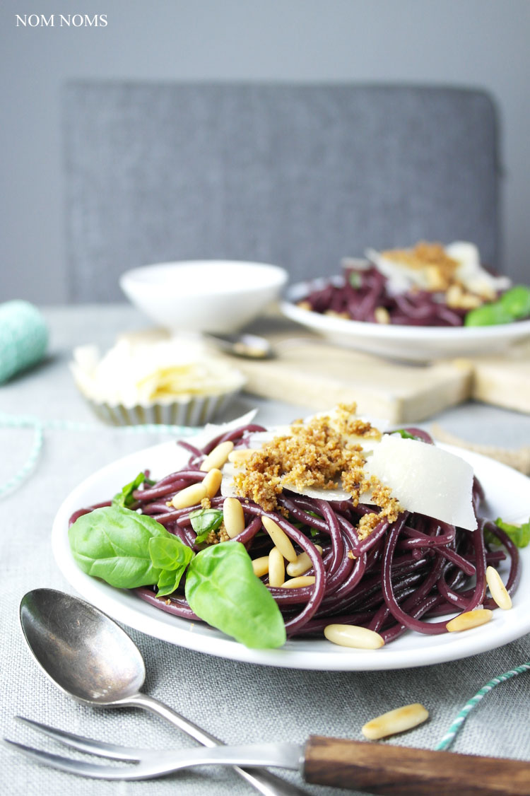 drunken pasta: rotwein-spaghetti mit parmesan, basilikum & bröseln | red wine pasta with parmesan, basil & crispy breadcrumbs (vegan) ❤