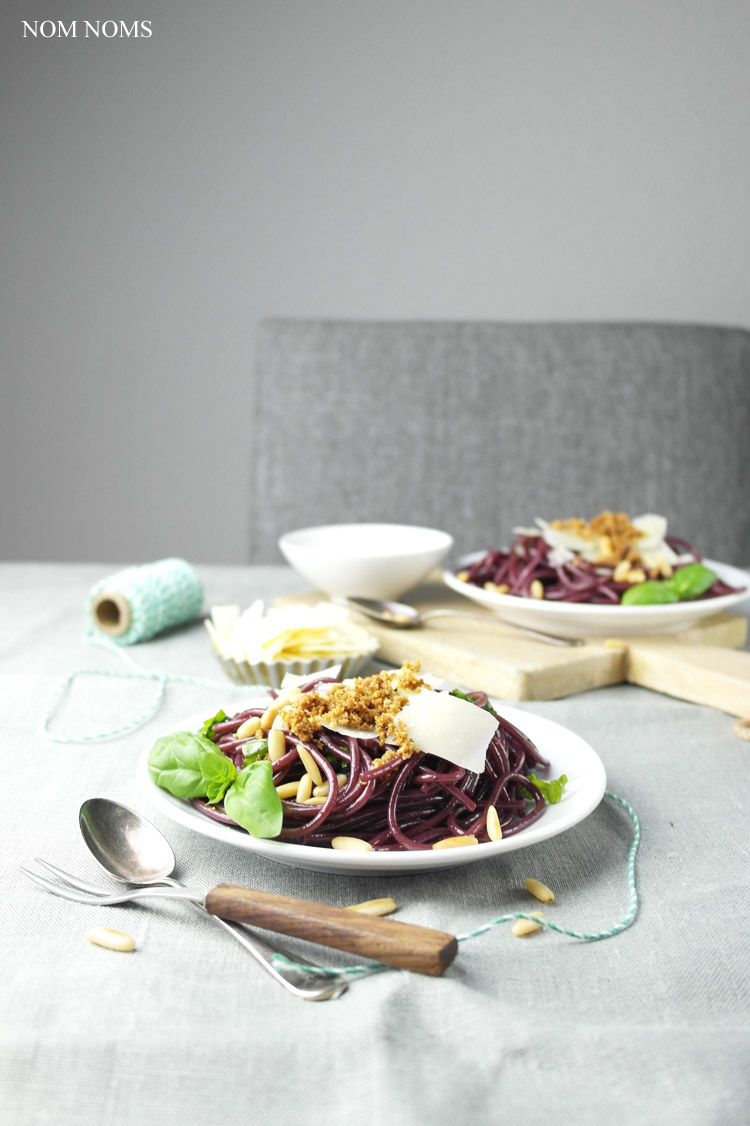 drunken pasta: rotwein-spaghetti mit parmesan, basilikum & bröseln | red wine pasta with parmesan, basil & crispy breadcrumbs (vegan) ❤