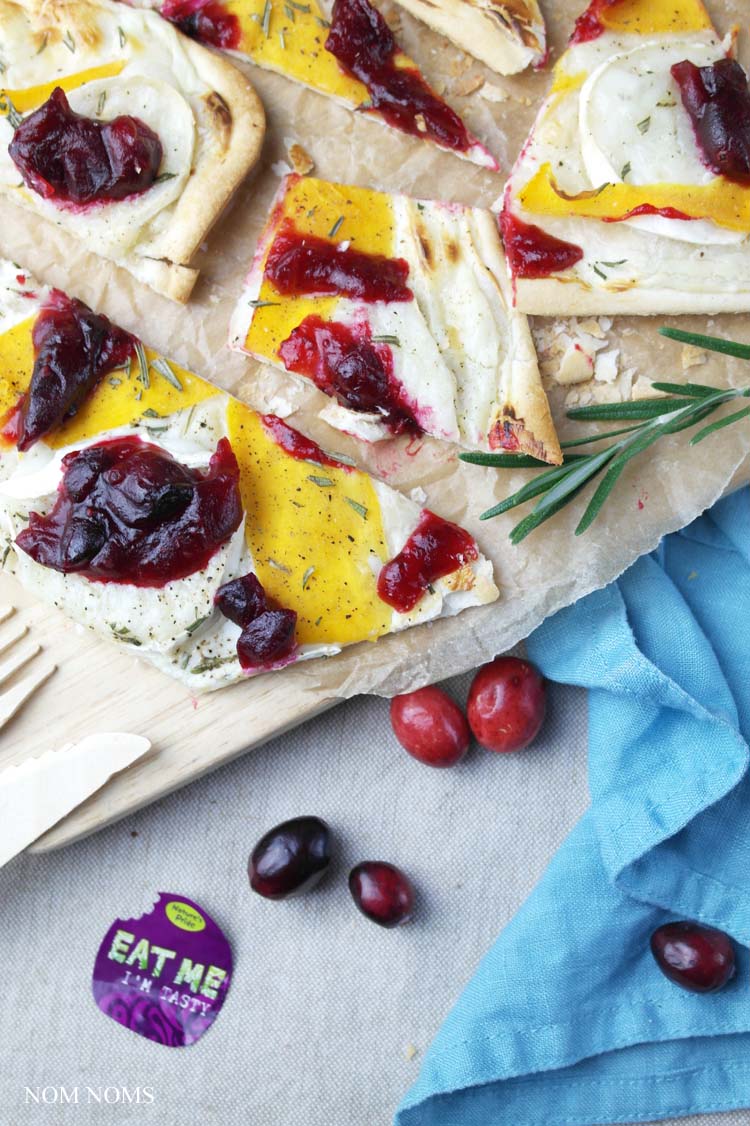 flammkuchen mit butternut-kürbis, ziegenkäse und cranberry soße | tarte flambée with butternut, goat cheese and cranberry sauce (vegetarian)