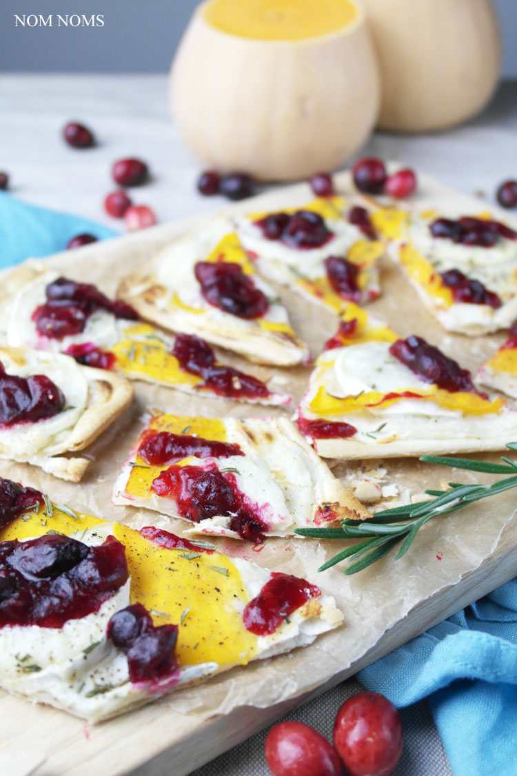 flammkuchen mit butternut-kürbis, ziegenkäse und cranberry soße | tarte flambée with butternut, goat cheese and cranberry sauce (vegetarian)