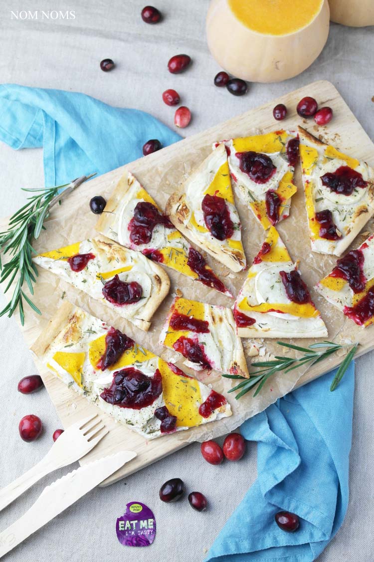 flammkuchen mit butternut-kürbis, ziegenkäse und cranberry soße | tarte flambée with butternut, goat cheese and cranberry sauce (vegetarian)