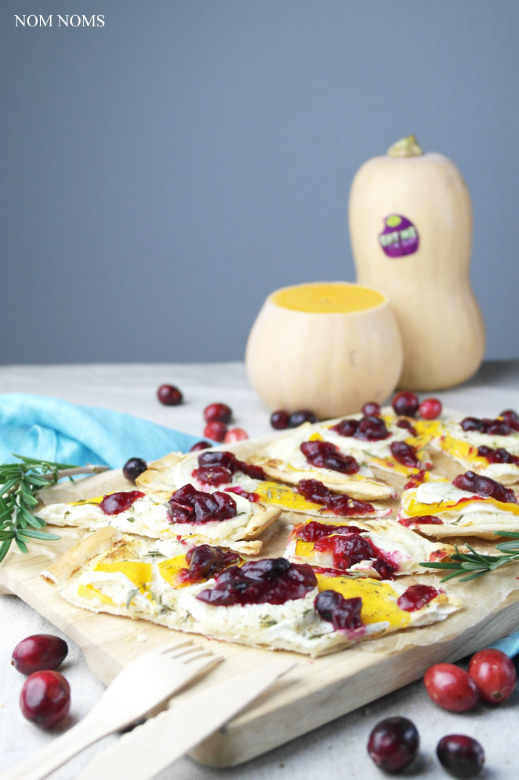 flammkuchen mit butternut-kürbis, ziegenkäse und cranberry soße | tarte flambée with butternut, goat cheese and cranberry sauce (vegetarian)