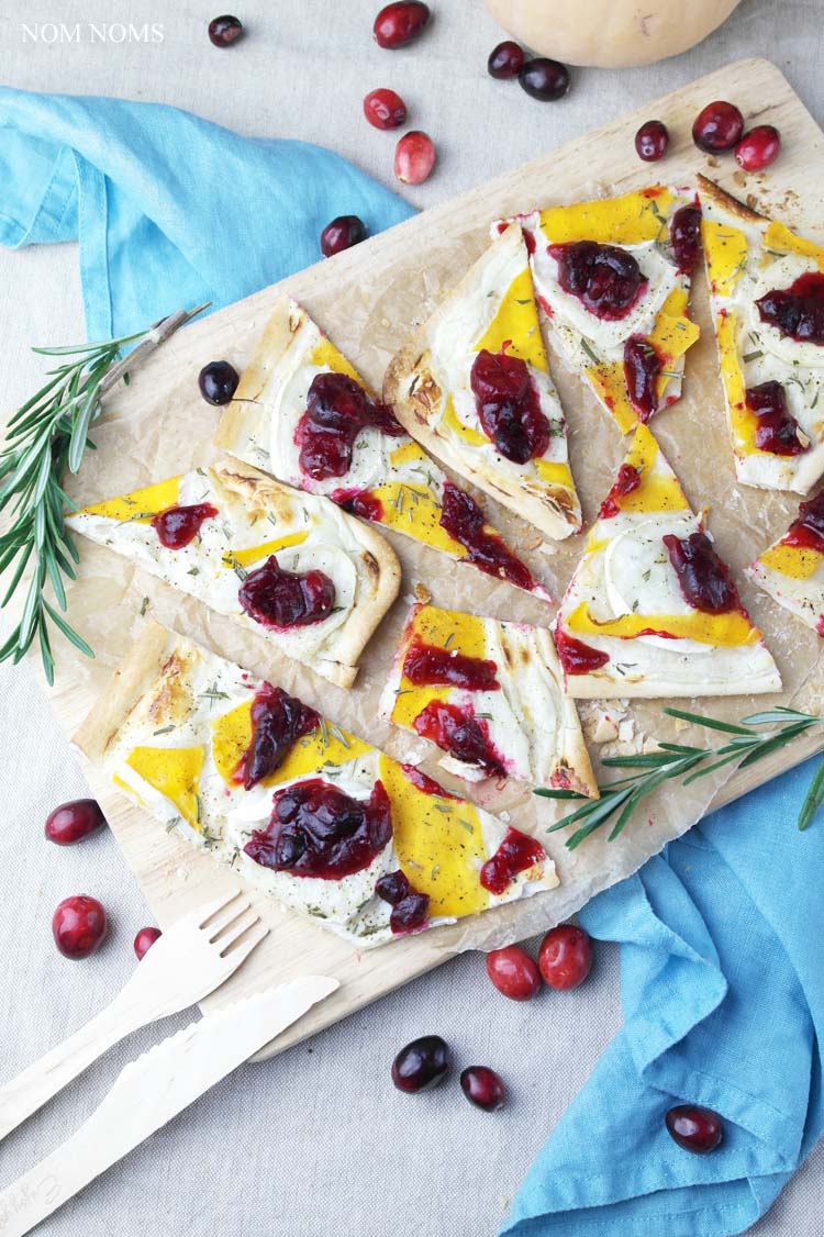 flammkuchen mit butternut-kürbis, ziegenkäse und cranberry soße | tarte flambée with butternut, goat cheese and cranberry sauce (vegetarian)