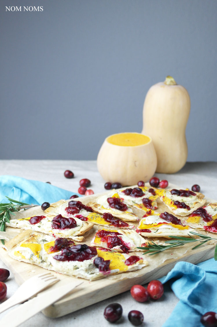 flammkuchen mit butternut-kürbis, ziegenkäse und cranberry soße | tarte flambée with butternut, goat cheese and cranberry sauce (vegetarian)
