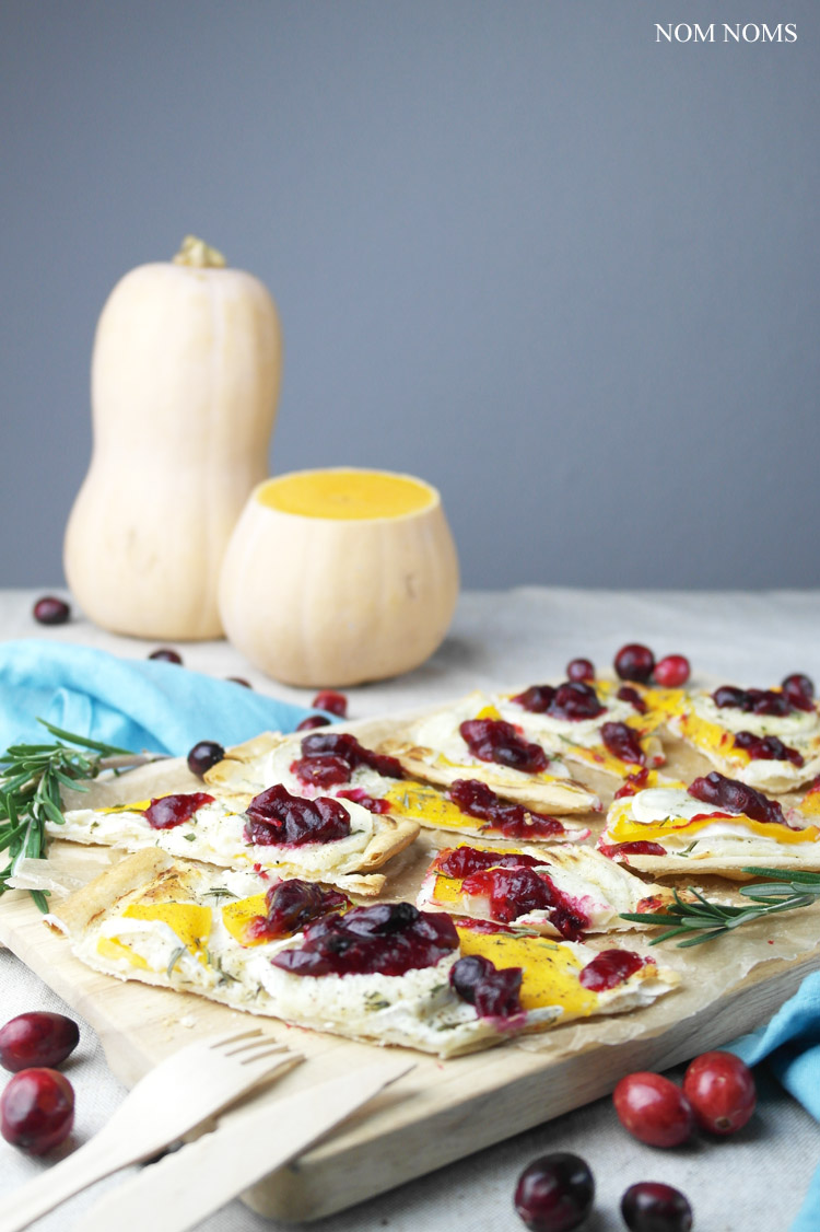 flammkuchen mit butternut-kürbis, ziegenkäse und cranberry soße | tarte flambée with butternut, goat cheese and cranberry sauce (vegetarian)